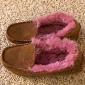UGG breast cancer moccasins size 6